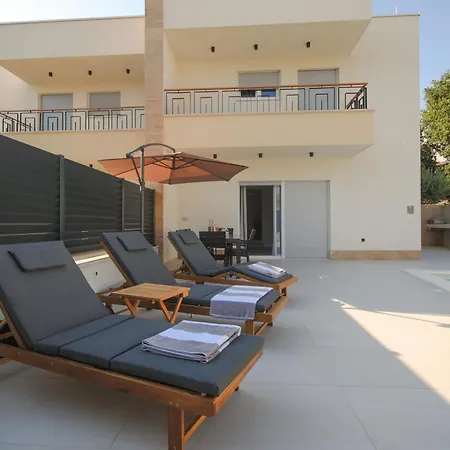 Katmari With Private Heated Pool * Kaštela