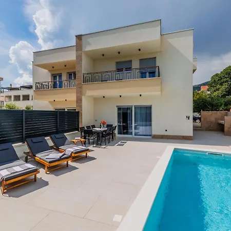 Katmari With Private Heated Pool Vila