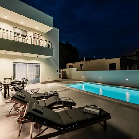 Katmari With Private Heated Pool Kaštela